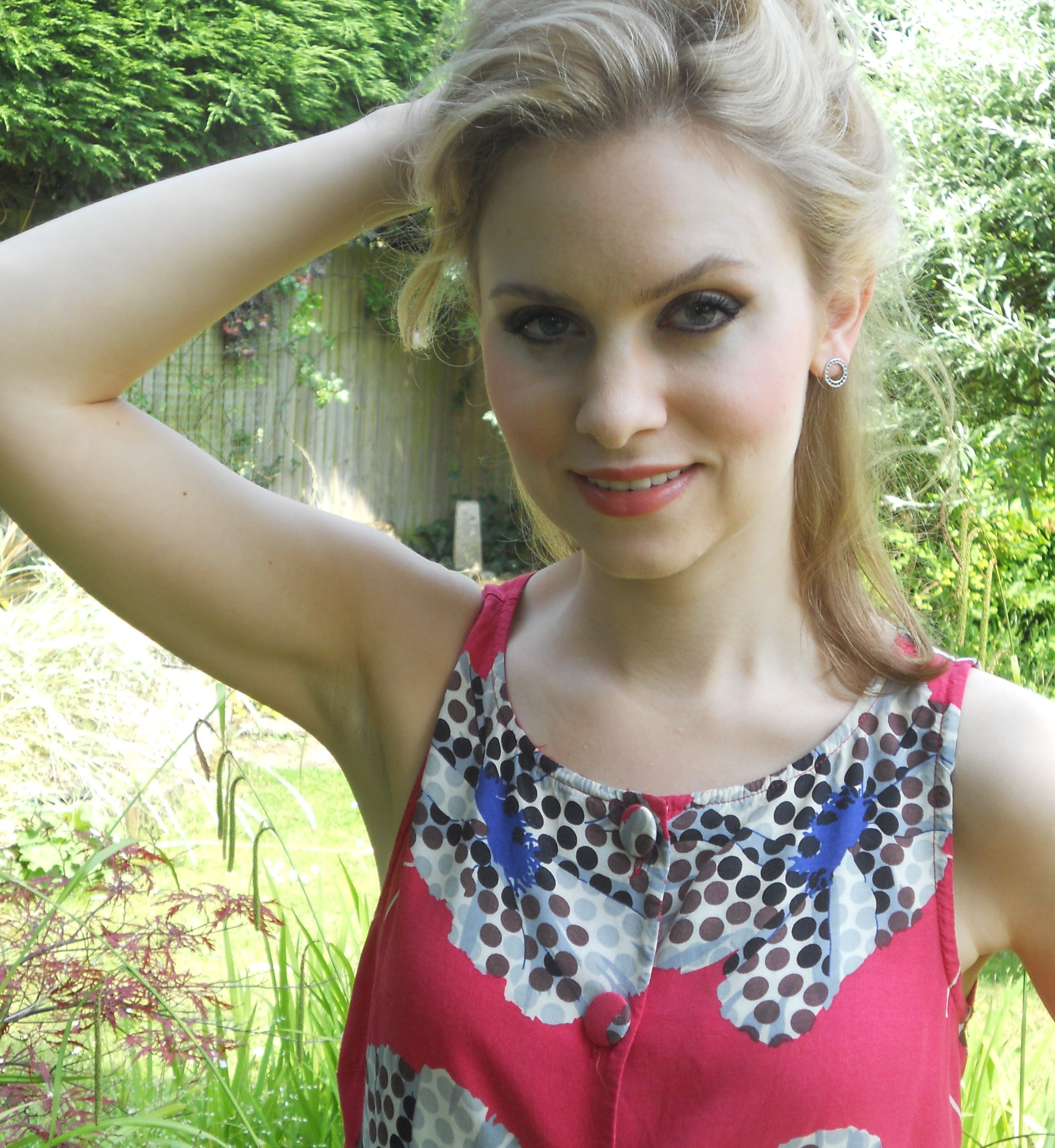 British UK girls showing sexy shaven armpits — 43